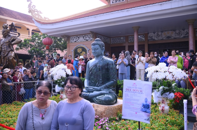 CHƯƠNG TRÌNH CA NHẠC “TOẢ ÁNH ĐẠO VÀNG” – CHÀO MỪNG SỰ KIỆN CHIÊM BÁI TÔN TƯỢNG AN TRÍ 02 NGÀY TẠI CHÙA HOẰNG PHÁP.