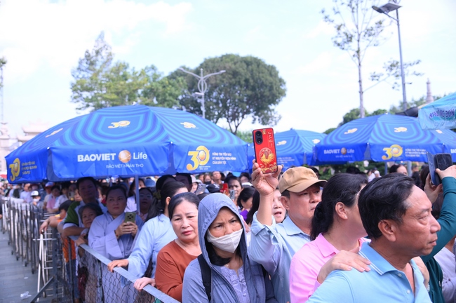 CHƯƠNG TRÌNH CA NHẠC “TOẢ ÁNH ĐẠO VÀNG” – CHÀO MỪNG SỰ KIỆN CHIÊM BÁI TÔN TƯỢNG AN TRÍ 02 NGÀY TẠI CHÙA HOẰNG PHÁP.