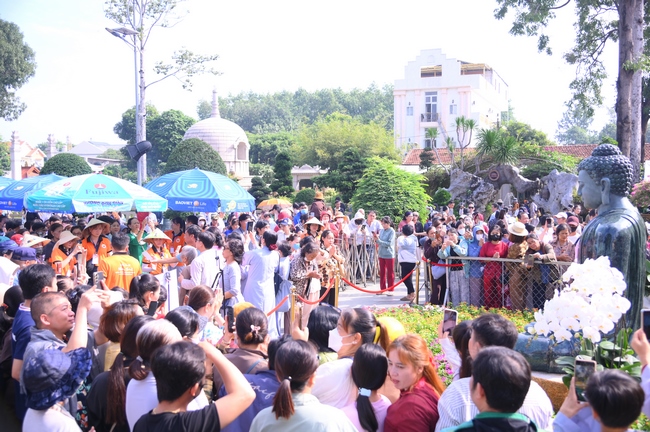 CHƯƠNG TRÌNH CA NHẠC “TOẢ ÁNH ĐẠO VÀNG” – CHÀO MỪNG SỰ KIỆN CHIÊM BÁI TÔN TƯỢNG AN TRÍ 02 NGÀY TẠI CHÙA HOẰNG PHÁP.