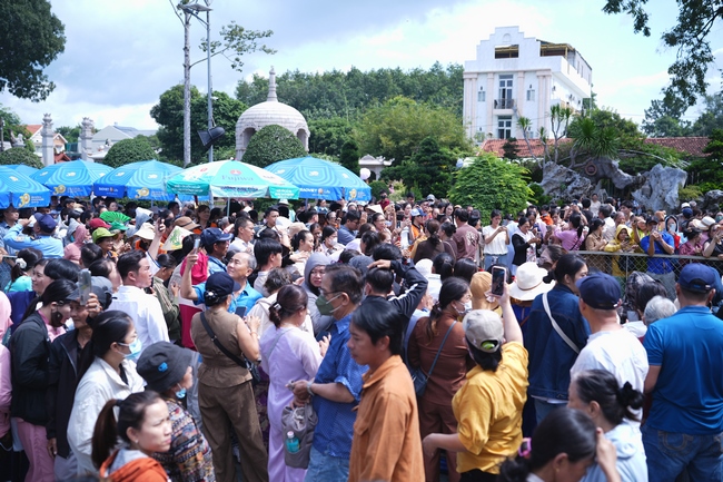 CHƯƠNG TRÌNH CA NHẠC “TOẢ ÁNH ĐẠO VÀNG” – CHÀO MỪNG SỰ KIỆN CHIÊM BÁI TÔN TƯỢNG AN TRÍ 02 NGÀY TẠI CHÙA HOẰNG PHÁP.