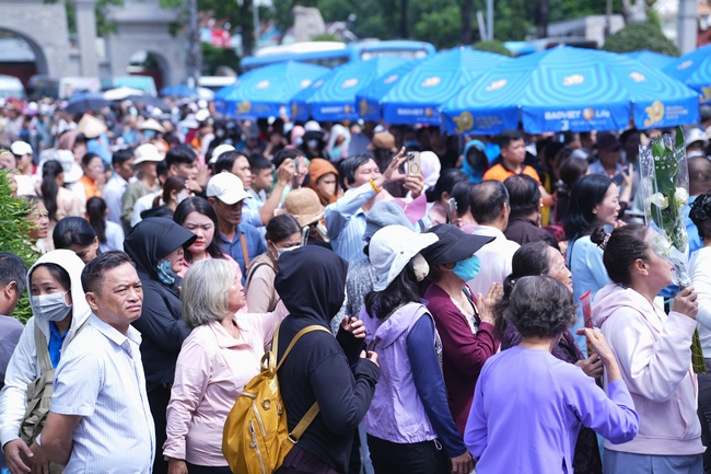 CHƯƠNG TRÌNH CA NHẠC “TOẢ ÁNH ĐẠO VÀNG” – CHÀO MỪNG SỰ KIỆN CHIÊM BÁI TÔN TƯỢNG AN TRÍ 02 NGÀY TẠI CHÙA HOẰNG PHÁP.