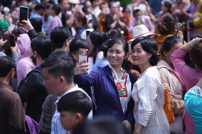 CHƯƠNG TRÌNH CA NHẠC “TOẢ ÁNH ĐẠO VÀNG” – CHÀO MỪNG SỰ KIỆN CHIÊM BÁI TÔN TƯỢNG AN TRÍ 02 NGÀY TẠI CHÙA HOẰNG PHÁP.