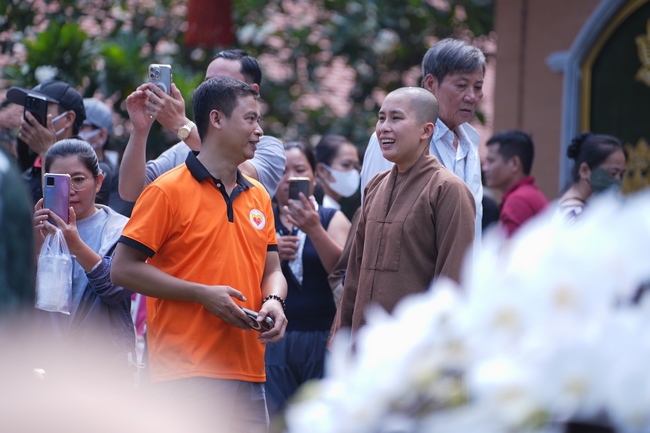 CHƯƠNG TRÌNH CA NHẠC “TOẢ ÁNH ĐẠO VÀNG” – CHÀO MỪNG SỰ KIỆN CHIÊM BÁI TÔN TƯỢNG AN TRÍ 02 NGÀY TẠI CHÙA HOẰNG PHÁP.