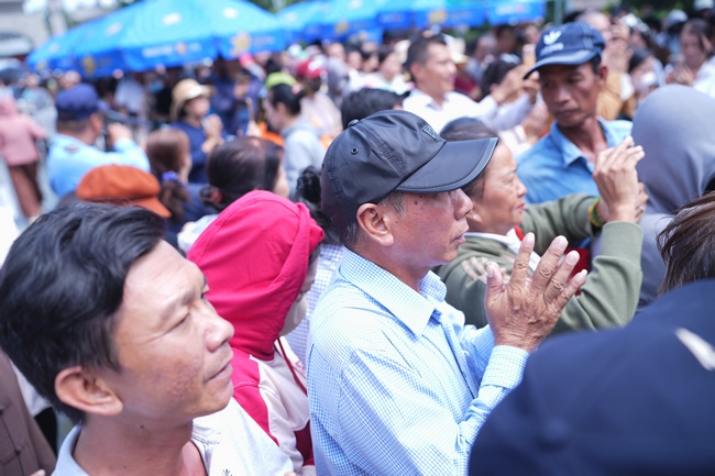 CHƯƠNG TRÌNH CA NHẠC “TOẢ ÁNH ĐẠO VÀNG” – CHÀO MỪNG SỰ KIỆN CHIÊM BÁI TÔN TƯỢNG AN TRÍ 02 NGÀY TẠI CHÙA HOẰNG PHÁP.