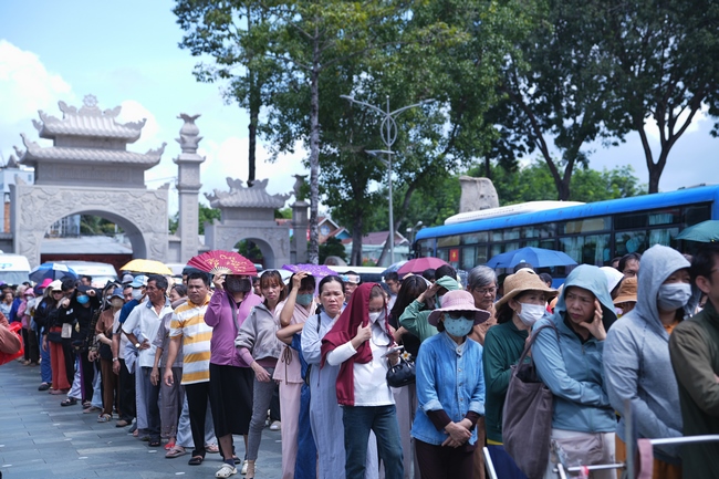 CHƯƠNG TRÌNH CA NHẠC “TOẢ ÁNH ĐẠO VÀNG” – CHÀO MỪNG SỰ KIỆN CHIÊM BÁI TÔN TƯỢNG AN TRÍ 02 NGÀY TẠI CHÙA HOẰNG PHÁP.