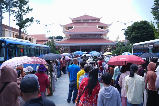 CHƯƠNG TRÌNH CA NHẠC “TOẢ ÁNH ĐẠO VÀNG” – CHÀO MỪNG SỰ KIỆN CHIÊM BÁI TÔN TƯỢNG AN TRÍ 02 NGÀY TẠI CHÙA HOẰNG PHÁP.