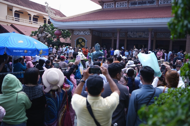CHƯƠNG TRÌNH CA NHẠC “TOẢ ÁNH ĐẠO VÀNG” – CHÀO MỪNG SỰ KIỆN CHIÊM BÁI TÔN TƯỢNG AN TRÍ 02 NGÀY TẠI CHÙA HOẰNG PHÁP.