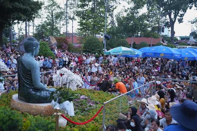CHƯƠNG TRÌNH CA NHẠC “TOẢ ÁNH ĐẠO VÀNG” – CHÀO MỪNG SỰ KIỆN CHIÊM BÁI TÔN TƯỢNG AN TRÍ 02 NGÀY TẠI CHÙA HOẰNG PHÁP.