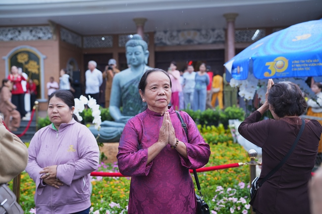 CHƯƠNG TRÌNH CA NHẠC “TOẢ ÁNH ĐẠO VÀNG” – CHÀO MỪNG SỰ KIỆN CHIÊM BÁI TÔN TƯỢNG AN TRÍ 02 NGÀY TẠI CHÙA HOẰNG PHÁP.