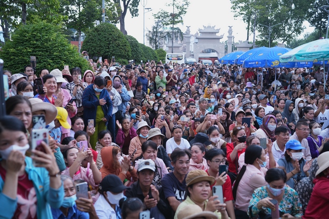 CHƯƠNG TRÌNH CA NHẠC “TOẢ ÁNH ĐẠO VÀNG” – CHÀO MỪNG SỰ KIỆN CHIÊM BÁI TÔN TƯỢNG AN TRÍ 02 NGÀY TẠI CHÙA HOẰNG PHÁP.