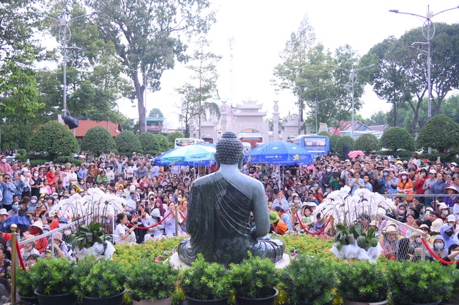 CHƯƠNG TRÌNH CA NHẠC “TOẢ ÁNH ĐẠO VÀNG” – CHÀO MỪNG SỰ KIỆN CHIÊM BÁI TÔN TƯỢNG AN TRÍ 02 NGÀY TẠI CHÙA HOẰNG PHÁP.