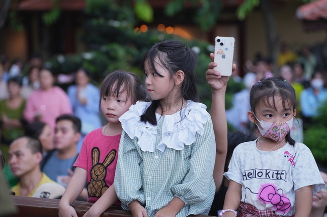 CHƯƠNG TRÌNH CA NHẠC “TOẢ ÁNH ĐẠO VÀNG” – CHÀO MỪNG SỰ KIỆN CHIÊM BÁI TÔN TƯỢNG AN TRÍ 02 NGÀY TẠI CHÙA HOẰNG PHÁP.