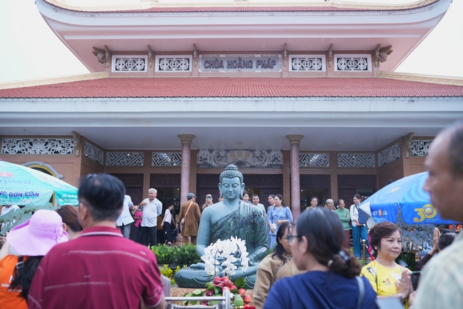 CHƯƠNG TRÌNH CA NHẠC “TOẢ ÁNH ĐẠO VÀNG” – CHÀO MỪNG SỰ KIỆN CHIÊM BÁI TÔN TƯỢNG AN TRÍ 02 NGÀY TẠI CHÙA HOẰNG PHÁP.