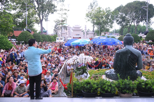 CHƯƠNG TRÌNH CA NHẠC “TOẢ ÁNH ĐẠO VÀNG” – CHÀO MỪNG SỰ KIỆN CHIÊM BÁI TÔN TƯỢNG AN TRÍ 02 NGÀY TẠI CHÙA HOẰNG PHÁP.