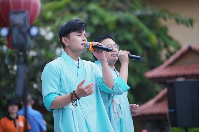 CHƯƠNG TRÌNH CA NHẠC “TOẢ ÁNH ĐẠO VÀNG” – CHÀO MỪNG SỰ KIỆN CHIÊM BÁI TÔN TƯỢNG AN TRÍ 02 NGÀY TẠI CHÙA HOẰNG PHÁP.