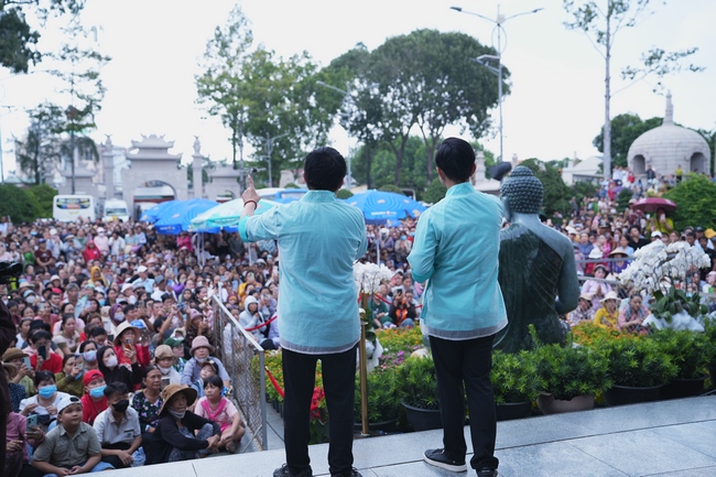 CHƯƠNG TRÌNH CA NHẠC “TOẢ ÁNH ĐẠO VÀNG” – CHÀO MỪNG SỰ KIỆN CHIÊM BÁI TÔN TƯỢNG AN TRÍ 02 NGÀY TẠI CHÙA HOẰNG PHÁP.