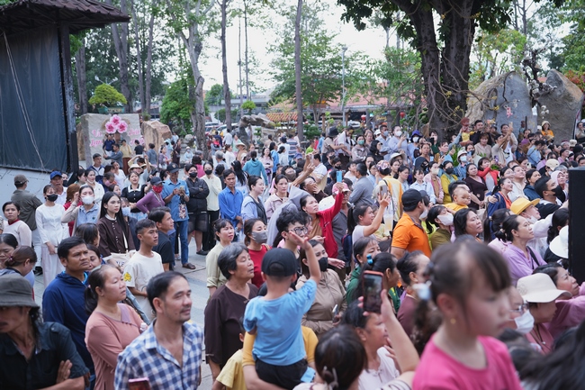 CHƯƠNG TRÌNH CA NHẠC “TOẢ ÁNH ĐẠO VÀNG” – CHÀO MỪNG SỰ KIỆN CHIÊM BÁI TÔN TƯỢNG AN TRÍ 02 NGÀY TẠI CHÙA HOẰNG PHÁP.