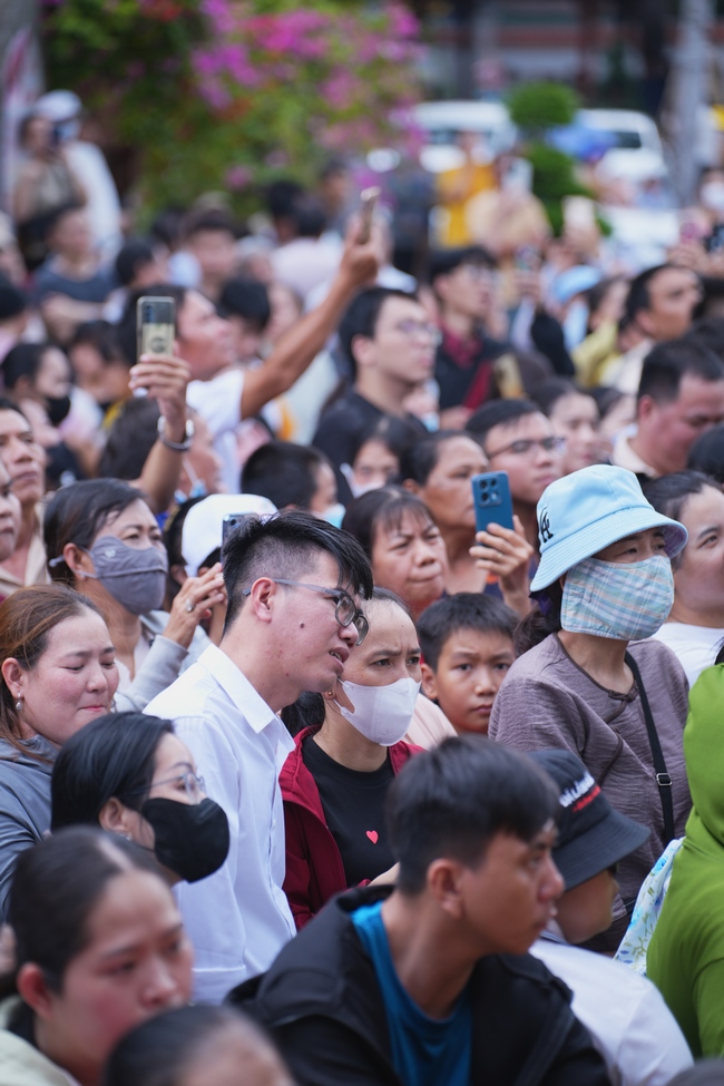 CHƯƠNG TRÌNH CA NHẠC “TOẢ ÁNH ĐẠO VÀNG” – CHÀO MỪNG SỰ KIỆN CHIÊM BÁI TÔN TƯỢNG AN TRÍ 02 NGÀY TẠI CHÙA HOẰNG PHÁP.