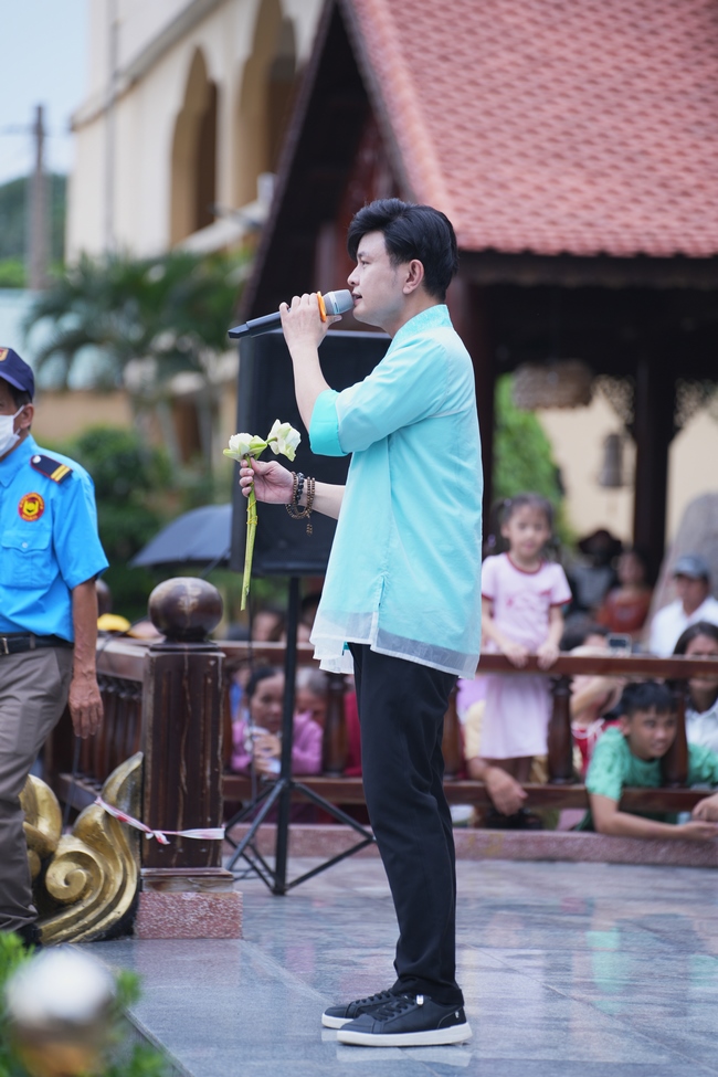 CHƯƠNG TRÌNH CA NHẠC “TOẢ ÁNH ĐẠO VÀNG” – CHÀO MỪNG SỰ KIỆN CHIÊM BÁI TÔN TƯỢNG AN TRÍ 02 NGÀY TẠI CHÙA HOẰNG PHÁP.