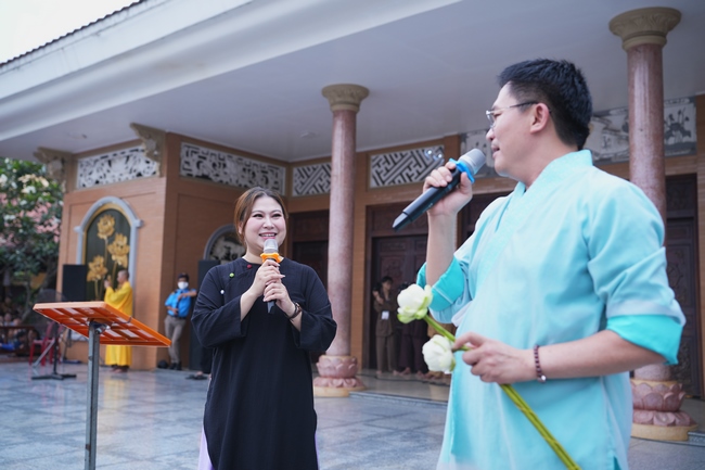 CHƯƠNG TRÌNH CA NHẠC “TOẢ ÁNH ĐẠO VÀNG” – CHÀO MỪNG SỰ KIỆN CHIÊM BÁI TÔN TƯỢNG AN TRÍ 02 NGÀY TẠI CHÙA HOẰNG PHÁP.