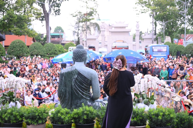 CHƯƠNG TRÌNH CA NHẠC “TOẢ ÁNH ĐẠO VÀNG” – CHÀO MỪNG SỰ KIỆN CHIÊM BÁI TÔN TƯỢNG AN TRÍ 02 NGÀY TẠI CHÙA HOẰNG PHÁP.