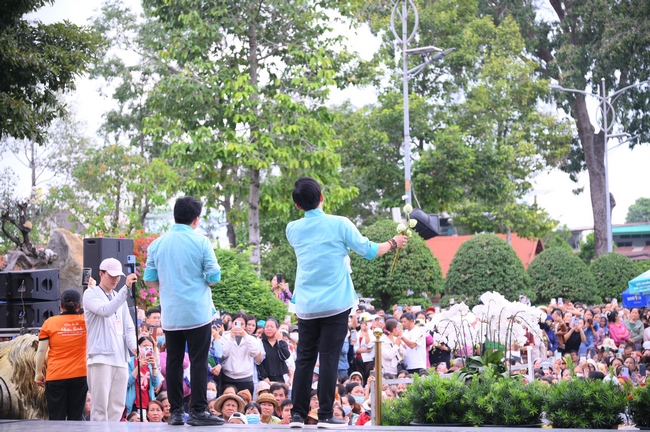 CHƯƠNG TRÌNH CA NHẠC “TOẢ ÁNH ĐẠO VÀNG” – CHÀO MỪNG SỰ KIỆN CHIÊM BÁI TÔN TƯỢNG AN TRÍ 02 NGÀY TẠI CHÙA HOẰNG PHÁP.
