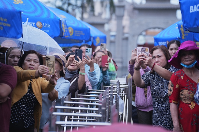 CHƯƠNG TRÌNH CA NHẠC “TOẢ ÁNH ĐẠO VÀNG” – CHÀO MỪNG SỰ KIỆN CHIÊM BÁI TÔN TƯỢNG AN TRÍ 02 NGÀY TẠI CHÙA HOẰNG PHÁP.