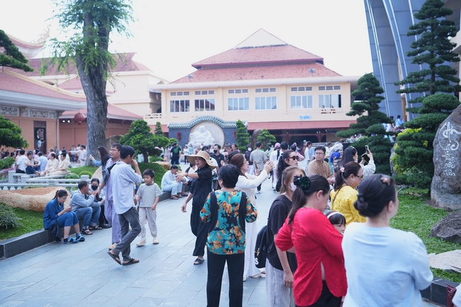 KHÓA TU NIỆM PHẬT MỘT NGÀY | CHÙA HOẰNG PHÁP.