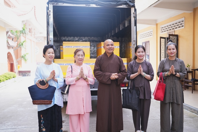 Nhóm Phật tử Liên Huệ, Liên Hương, Liên Trinh và Ngọc Nhu phát tâm cúng dường sữa hạt sen và đậu hủ Singapore đến Học viện Phật giáo Việt Nam tại TP. Hồ Chí Minh (cơ sở 2, xã Bình Lợi) và chùa Thanh Tâm.