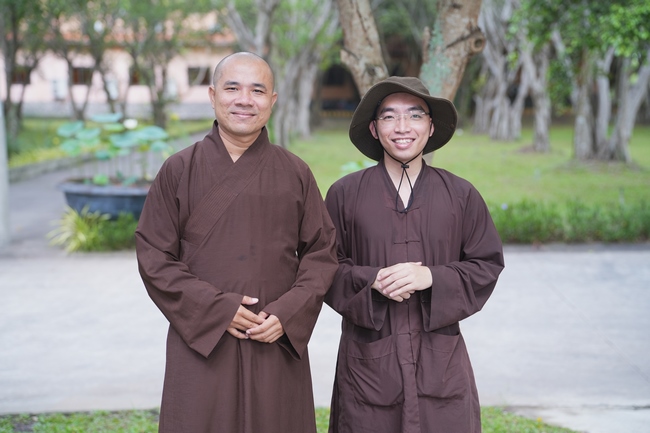 Nhóm Phật tử Liên Huệ, Liên Hương, Liên Trinh và Ngọc Nhu phát tâm cúng dường sữa hạt sen và đậu hủ Singapore đến Học viện Phật giáo Việt Nam tại TP. Hồ Chí Minh (cơ sở 2, xã Bình Lợi) và chùa Thanh Tâm.