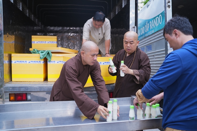 Nhóm Phật tử Liên Huệ, Liên Hương, Liên Trinh và Ngọc Nhu phát tâm cúng dường sữa hạt sen và đậu hủ Singapore đến Học viện Phật giáo Việt Nam tại TP. Hồ Chí Minh (cơ sở 2, xã Bình Lợi) và chùa Thanh Tâm.