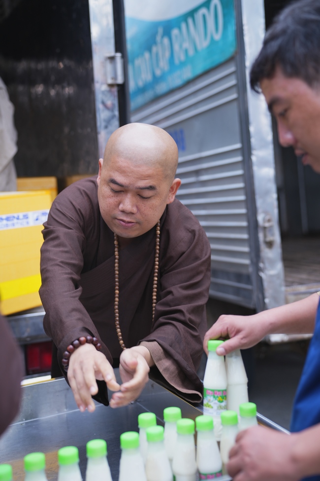 Nhóm Phật tử Liên Huệ, Liên Hương, Liên Trinh và Ngọc Nhu phát tâm cúng dường sữa hạt sen và đậu hủ Singapore đến Học viện Phật giáo Việt Nam tại TP. Hồ Chí Minh (cơ sở 2, xã Bình Lợi) và chùa Thanh Tâm.