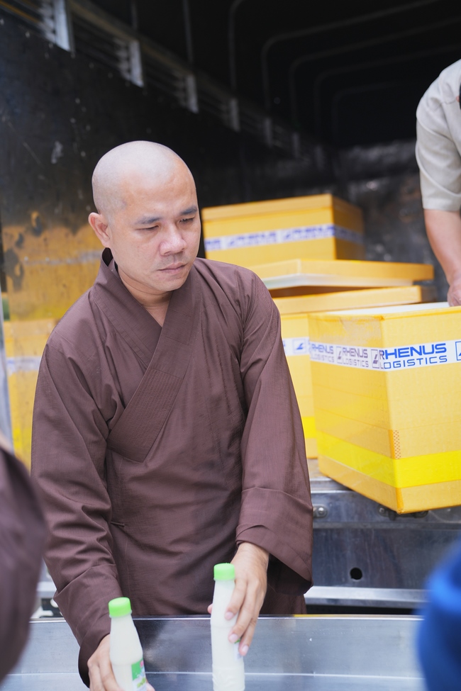 Nhóm Phật tử Liên Huệ, Liên Hương, Liên Trinh và Ngọc Nhu phát tâm cúng dường sữa hạt sen và đậu hủ Singapore đến Học viện Phật giáo Việt Nam tại TP. Hồ Chí Minh (cơ sở 2, xã Bình Lợi) và chùa Thanh Tâm.