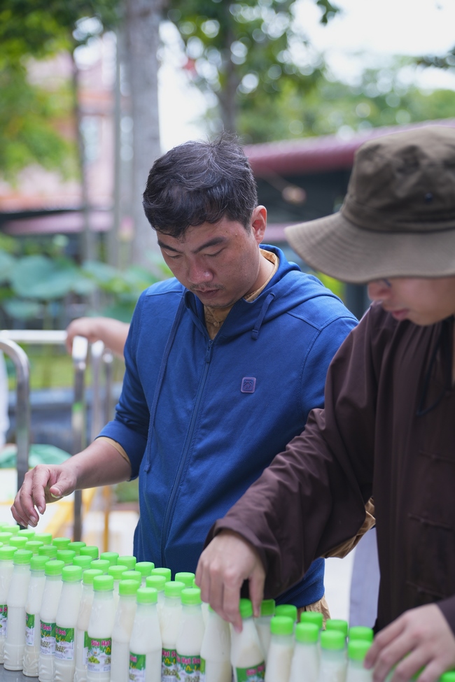 Nhóm Phật tử Liên Huệ, Liên Hương, Liên Trinh và Ngọc Nhu phát tâm cúng dường sữa hạt sen và đậu hủ Singapore đến Học viện Phật giáo Việt Nam tại TP. Hồ Chí Minh (cơ sở 2, xã Bình Lợi) và chùa Thanh Tâm.