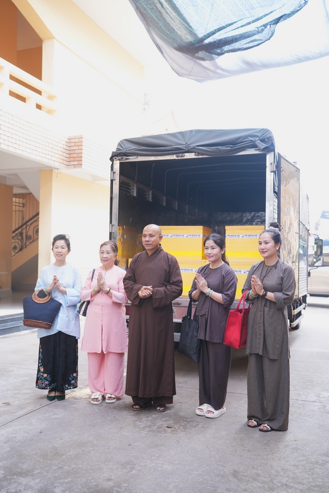 Nhóm Phật tử Liên Huệ, Liên Hương, Liên Trinh và Ngọc Nhu phát tâm cúng dường sữa hạt sen và đậu hủ Singapore đến Học viện Phật giáo Việt Nam tại TP. Hồ Chí Minh (cơ sở 2, xã Bình Lợi) và chùa Thanh Tâm.