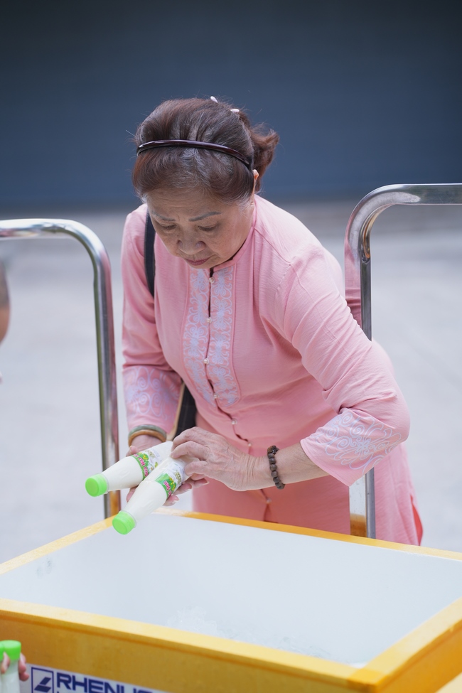 Nhóm Phật tử Liên Huệ, Liên Hương, Liên Trinh và Ngọc Nhu phát tâm cúng dường sữa hạt sen và đậu hủ Singapore đến Học viện Phật giáo Việt Nam tại TP. Hồ Chí Minh (cơ sở 2, xã Bình Lợi) và chùa Thanh Tâm.