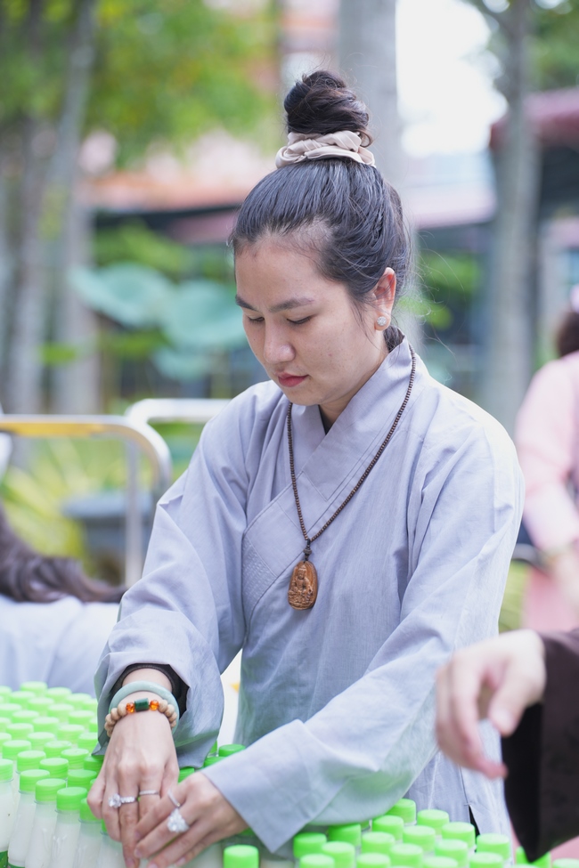 Nhóm Phật tử Liên Huệ, Liên Hương, Liên Trinh và Ngọc Nhu phát tâm cúng dường sữa hạt sen và đậu hủ Singapore đến Học viện Phật giáo Việt Nam tại TP. Hồ Chí Minh (cơ sở 2, xã Bình Lợi) và chùa Thanh Tâm.