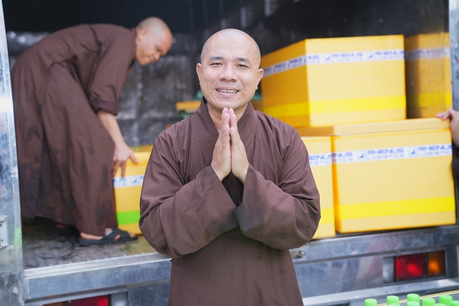 Nhóm Phật tử Liên Huệ, Liên Hương, Liên Trinh và Ngọc Nhu phát tâm cúng dường sữa hạt sen và đậu hủ Singapore đến Học viện Phật giáo Việt Nam tại TP. Hồ Chí Minh (cơ sở 2, xã Bình Lợi) và chùa Thanh Tâm.