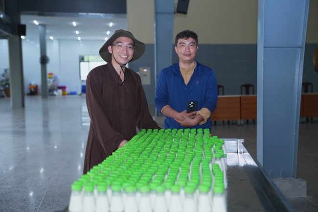 Nhóm Phật tử Liên Huệ, Liên Hương, Liên Trinh và Ngọc Nhu phát tâm cúng dường sữa hạt sen và đậu hủ Singapore đến Học viện Phật giáo Việt Nam tại TP. Hồ Chí Minh (cơ sở 2, xã Bình Lợi) và chùa Thanh Tâm.