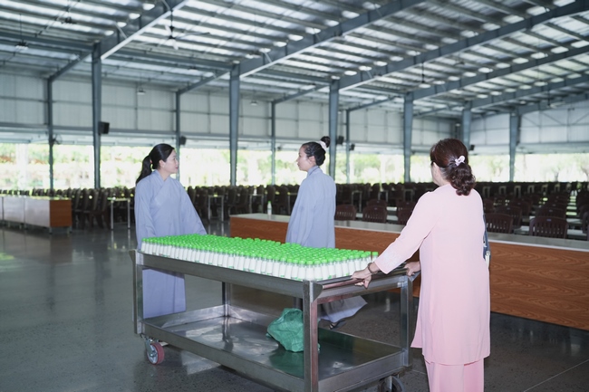 Nhóm Phật tử Liên Huệ, Liên Hương, Liên Trinh và Ngọc Nhu phát tâm cúng dường sữa hạt sen và đậu hủ Singapore đến Học viện Phật giáo Việt Nam tại TP. Hồ Chí Minh (cơ sở 2, xã Bình Lợi) và chùa Thanh Tâm.
