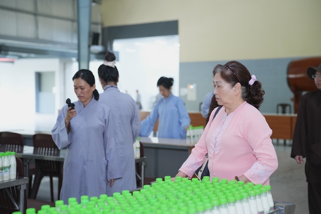 Nhóm Phật tử Liên Huệ, Liên Hương, Liên Trinh và Ngọc Nhu phát tâm cúng dường sữa hạt sen và đậu hủ Singapore đến Học viện Phật giáo Việt Nam tại TP. Hồ Chí Minh (cơ sở 2, xã Bình Lợi) và chùa Thanh Tâm.