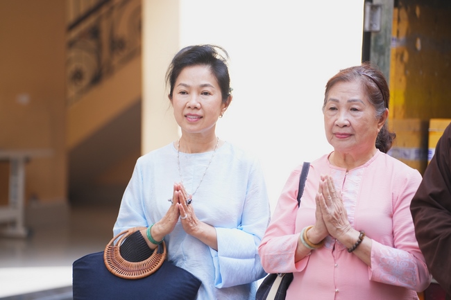 Nhóm Phật tử Liên Huệ, Liên Hương, Liên Trinh và Ngọc Nhu phát tâm cúng dường sữa hạt sen và đậu hủ Singapore đến Học viện Phật giáo Việt Nam tại TP. Hồ Chí Minh (cơ sở 2, xã Bình Lợi) và chùa Thanh Tâm.