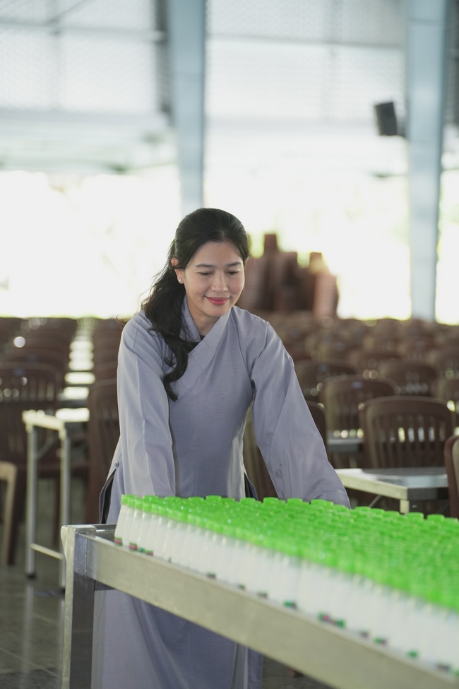 Nhóm Phật tử Liên Huệ, Liên Hương, Liên Trinh và Ngọc Nhu phát tâm cúng dường sữa hạt sen và đậu hủ Singapore đến Học viện Phật giáo Việt Nam tại TP. Hồ Chí Minh (cơ sở 2, xã Bình Lợi) và chùa Thanh Tâm.