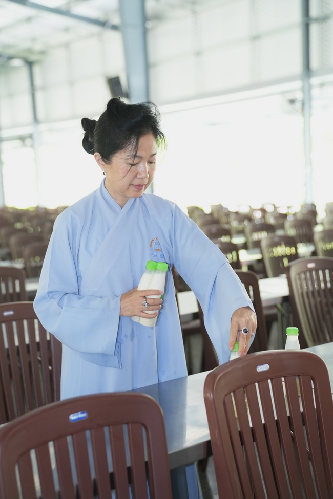 Nhóm Phật tử Liên Huệ, Liên Hương, Liên Trinh và Ngọc Nhu phát tâm cúng dường sữa hạt sen và đậu hủ Singapore đến Học viện Phật giáo Việt Nam tại TP. Hồ Chí Minh (cơ sở 2, xã Bình Lợi) và chùa Thanh Tâm.