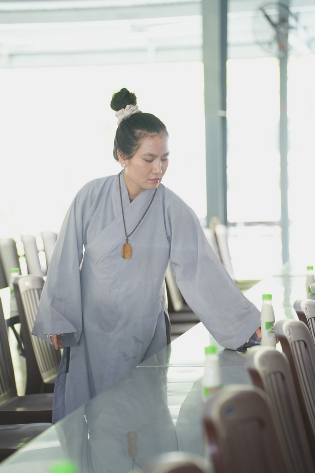 Nhóm Phật tử Liên Huệ, Liên Hương, Liên Trinh và Ngọc Nhu phát tâm cúng dường sữa hạt sen và đậu hủ Singapore đến Học viện Phật giáo Việt Nam tại TP. Hồ Chí Minh (cơ sở 2, xã Bình Lợi) và chùa Thanh Tâm.