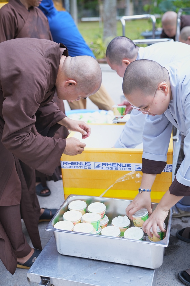 Nhóm Phật tử Liên Huệ, Liên Hương, Liên Trinh và Ngọc Nhu phát tâm cúng dường sữa hạt sen và đậu hủ Singapore đến Học viện Phật giáo Việt Nam tại TP. Hồ Chí Minh (cơ sở 2, xã Bình Lợi) và chùa Thanh Tâm.
