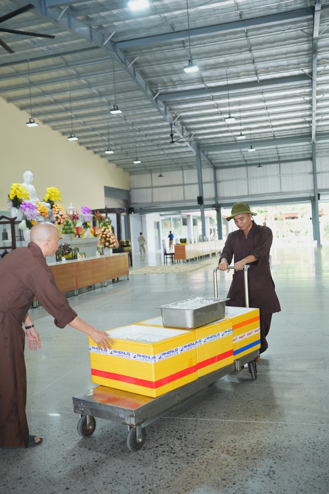 Nhóm Phật tử Liên Huệ, Liên Hương, Liên Trinh và Ngọc Nhu phát tâm cúng dường sữa hạt sen và đậu hủ Singapore đến Học viện Phật giáo Việt Nam tại TP. Hồ Chí Minh (cơ sở 2, xã Bình Lợi) và chùa Thanh Tâm.