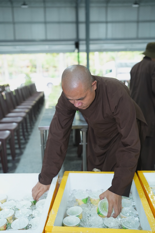 Nhóm Phật tử Liên Huệ, Liên Hương, Liên Trinh và Ngọc Nhu phát tâm cúng dường sữa hạt sen và đậu hủ Singapore đến Học viện Phật giáo Việt Nam tại TP. Hồ Chí Minh (cơ sở 2, xã Bình Lợi) và chùa Thanh Tâm.