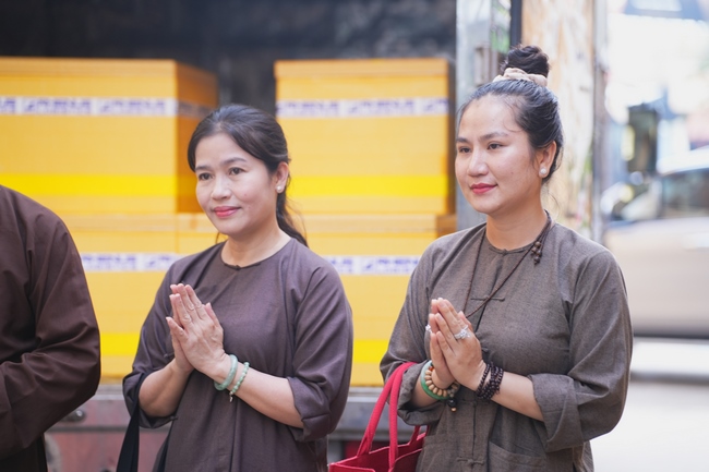 Nhóm Phật tử Liên Huệ, Liên Hương, Liên Trinh và Ngọc Nhu phát tâm cúng dường sữa hạt sen và đậu hủ Singapore đến Học viện Phật giáo Việt Nam tại TP. Hồ Chí Minh (cơ sở 2, xã Bình Lợi) và chùa Thanh Tâm.