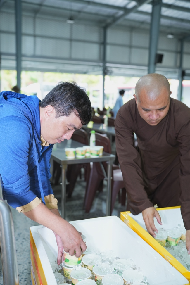 Nhóm Phật tử Liên Huệ, Liên Hương, Liên Trinh và Ngọc Nhu phát tâm cúng dường sữa hạt sen và đậu hủ Singapore đến Học viện Phật giáo Việt Nam tại TP. Hồ Chí Minh (cơ sở 2, xã Bình Lợi) và chùa Thanh Tâm.